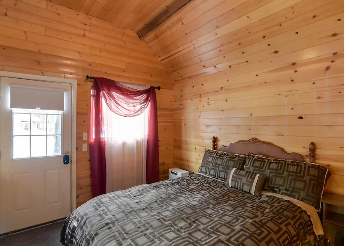 Walk To Trails & Butte Creek: Cozy Retreat W/ Deck